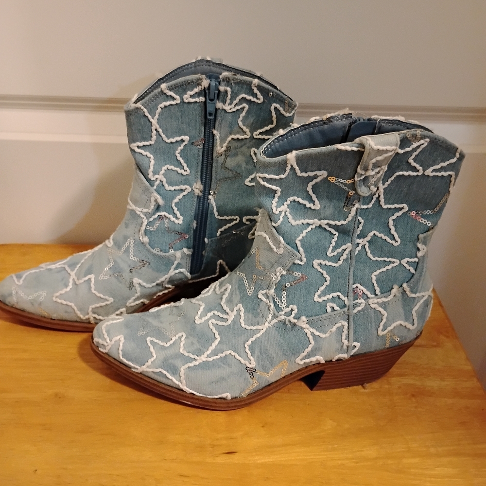 No Boundaries Ladies  Star Ankle Boots Size 7.5